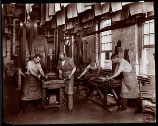 Belső nézet a bőrön dolgozó férfiakról a New York-i Leather Belting Co.-nál, New York, 1905-06 (ezüst zselatin nyomat)